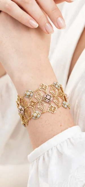 gold_bracelet_macro BRACELET
